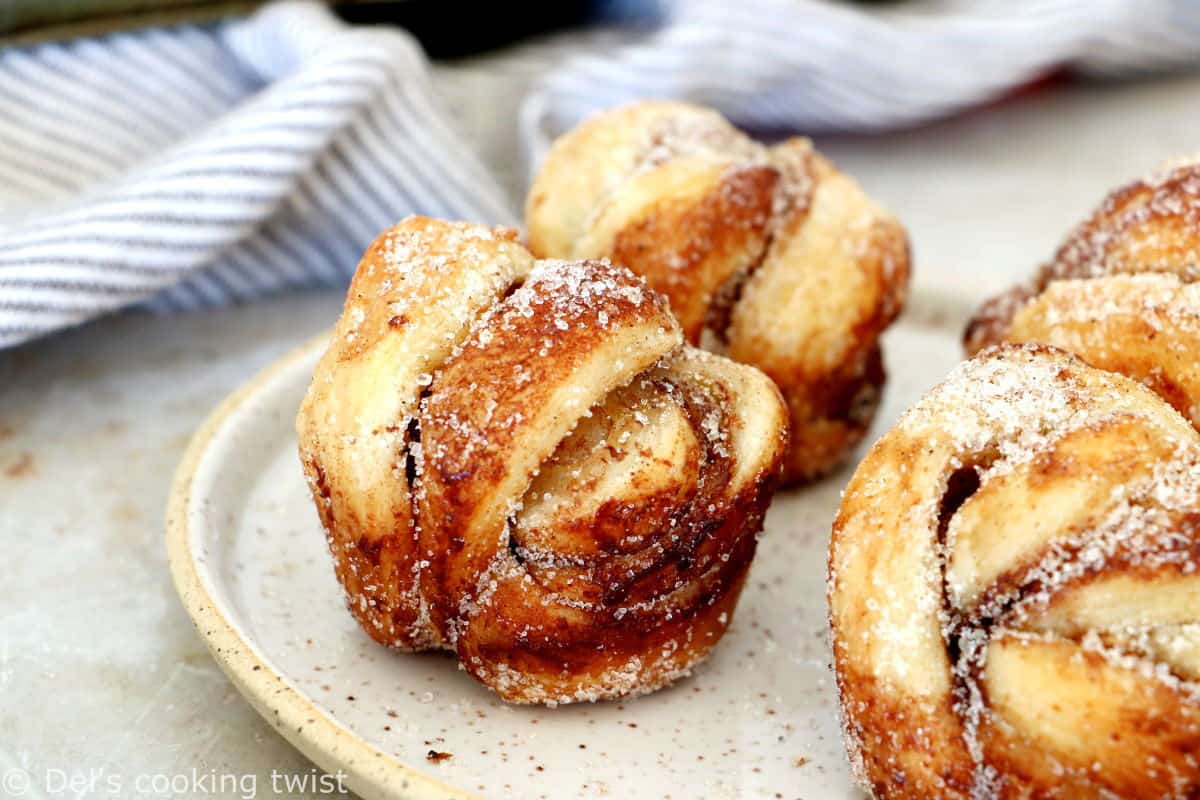 Découvrez ma recette de cruffins faciles (mi croissant - mi muffins) parfumés à la cannelle et à la cardamome. Il s'agit d'une version simplifiée et plus accessible que l'originale, la pâte à croissant étant remplacée par la pâte feuilletée.