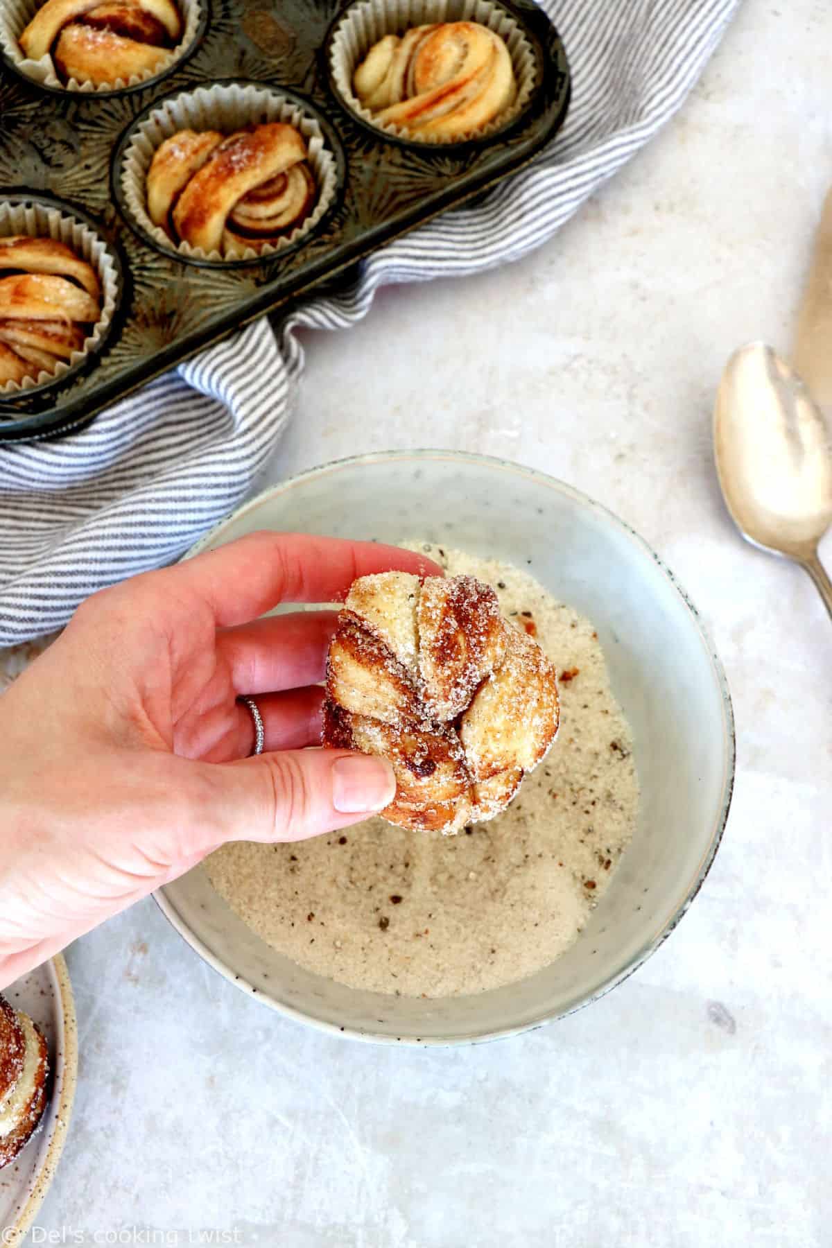 Découvrez ma recette de cruffins faciles (mi croissant - mi muffins) parfumés à la cannelle et à la cardamome. Il s'agit d'une version simplifiée et plus accessible que l'originale, la pâte à croissant étant remplacée par la pâte feuilletée.