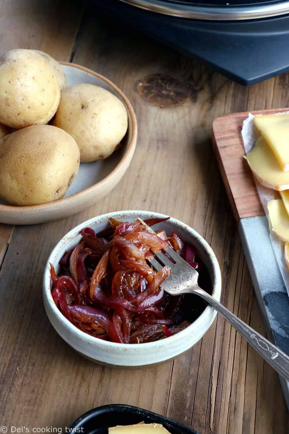 Découvrez comment préparer une raclette végétarienne, avec des idées pour préparer les légumes en jouant avec les épices.