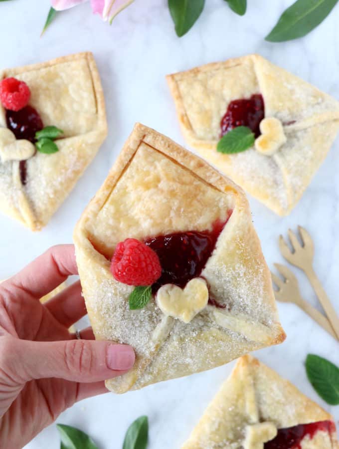 Ces adorables tartelettes enveloppes aux framboises seront parfaites pour la Saint Valentin, pour la fête des mères, ou simplement pour une tea party entre amis.