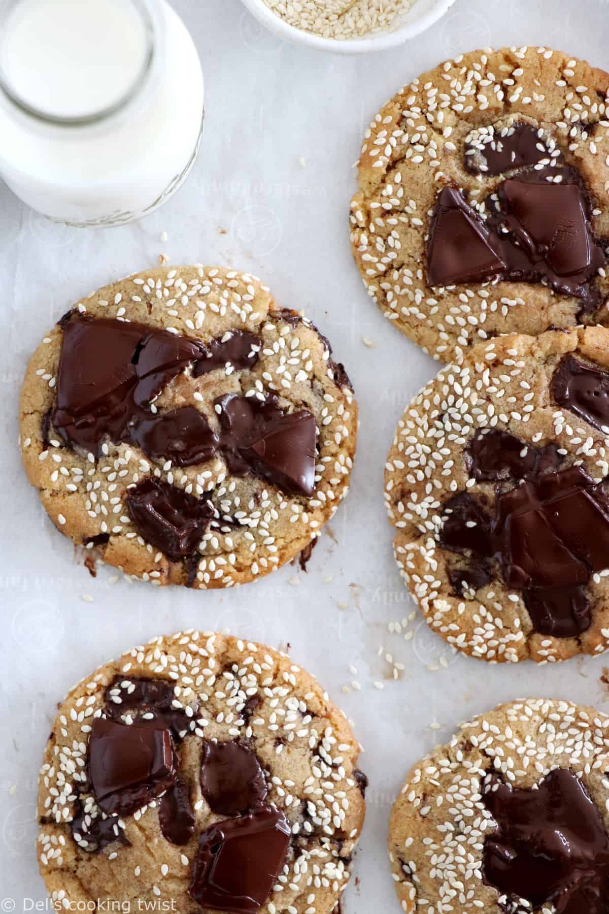 Ces cookies au miso et pépites de chocolat sont un concentré de saveurs umami, alliant sucré, salé et d'autres saveurs enrobantes et uniques.