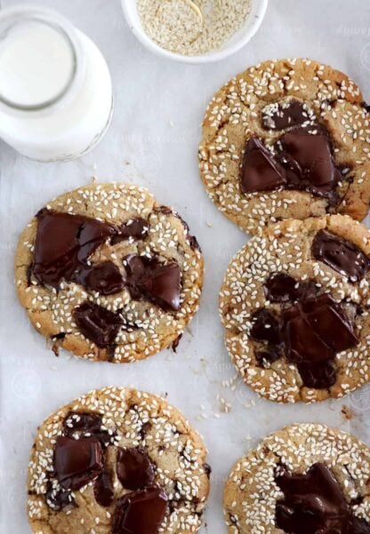 Ces cookies au miso et pépites de chocolat sont un concentré de saveurs umami, alliant sucré, salé et d'autres saveurs enrobantes et uniques.