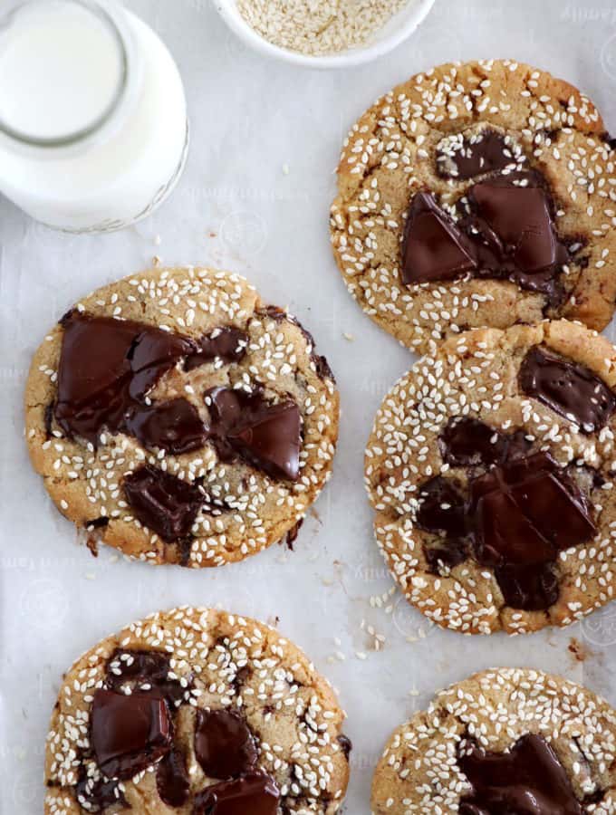 Ces cookies au miso et pépites de chocolat sont un concentré de saveurs umami, alliant sucré, salé et d'autres saveurs enrobantes et uniques.