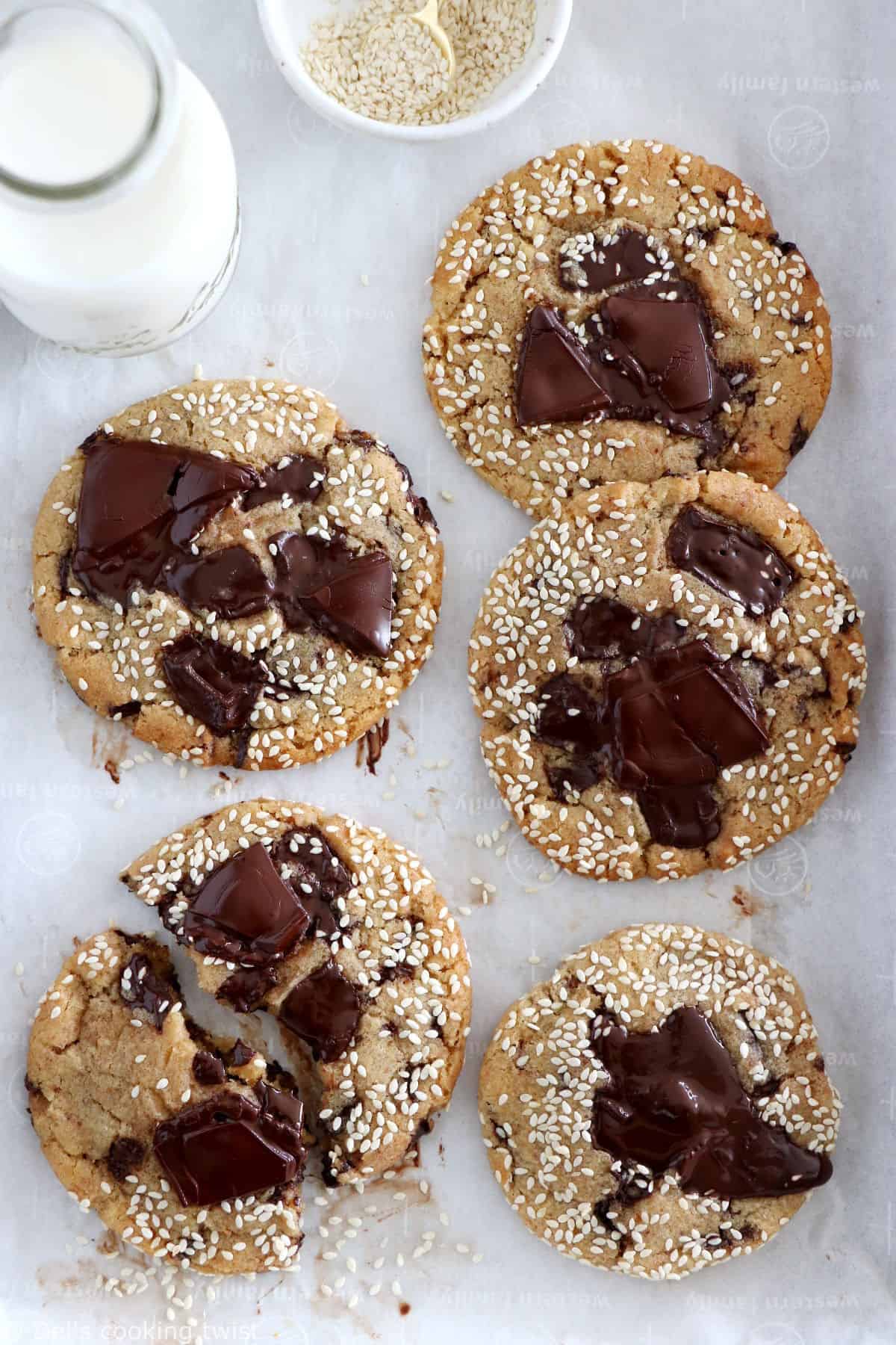 Ces cookies au miso et pépites de chocolat sont un concentré de saveurs umami, alliant sucré, salé et d'autres saveurs enrobantes et uniques.