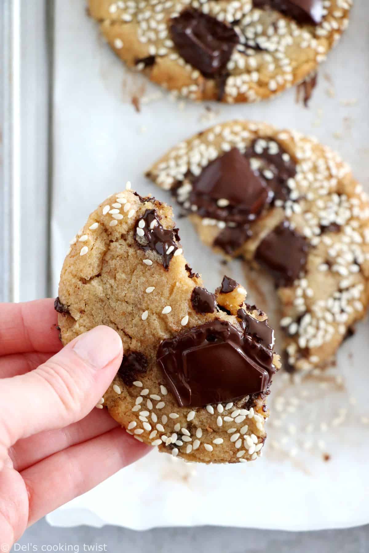 Ces cookies au miso et pépites de chocolat sont un concentré de saveurs umami, alliant sucré, salé et d'autres saveurs enrobantes et uniques.