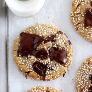 Ces cookies au miso et pépites de chocolat sont un concentré de saveurs umami, alliant sucré, salé et d'autres saveurs enrobantes et uniques.