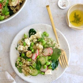 Cette salade de quinoa, concombre et feta, servie avec une vinaigrette subtile au citron et à l'aneth est un concentré de fraîcheur.