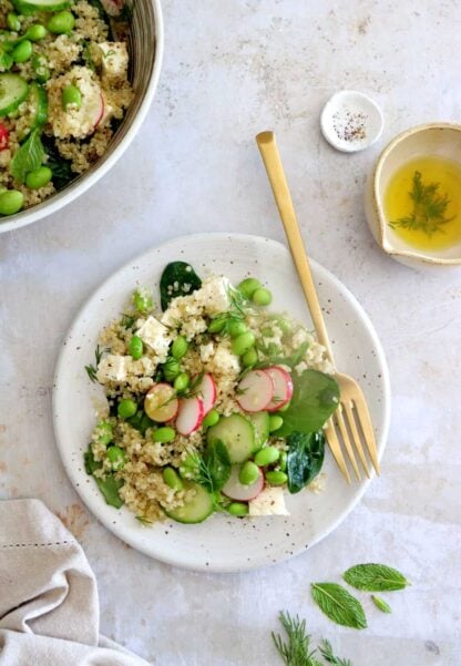 Cette salade de quinoa, concombre et feta, servie avec une vinaigrette subtile au citron et à l'aneth est un concentré de fraîcheur.