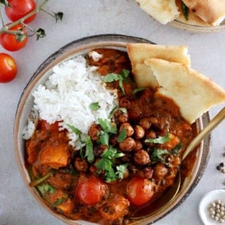 Ce curry de patates douces, lentilles et pois chiches est facile à préparer, naturellement vegan et sans gluten.