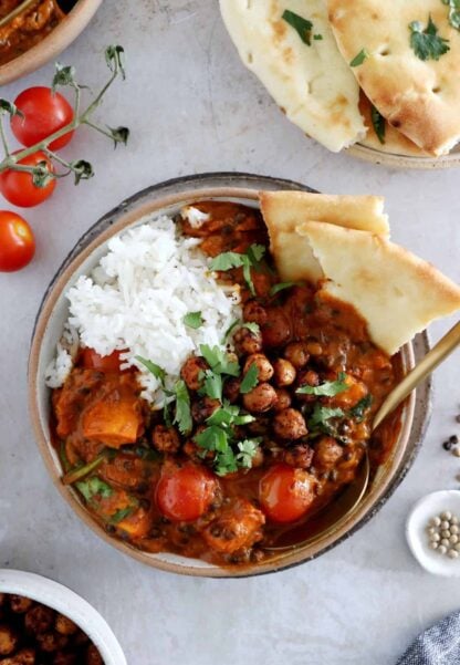 Ce curry de patates douces, lentilles et pois chiches est facile à préparer, naturellement vegan et sans gluten.