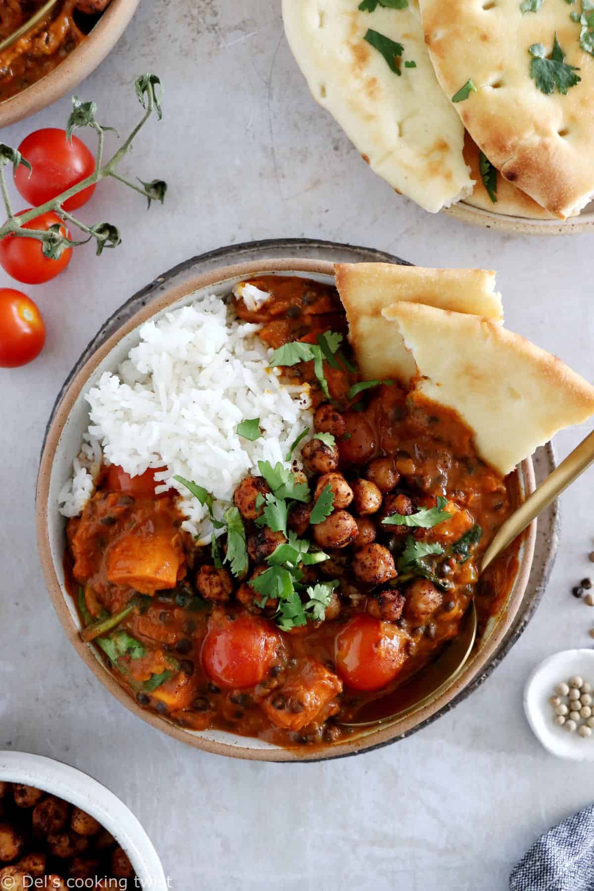 Ce curry de patates douces, lentilles et pois chiches est facile à préparer, naturellement vegan et sans gluten.