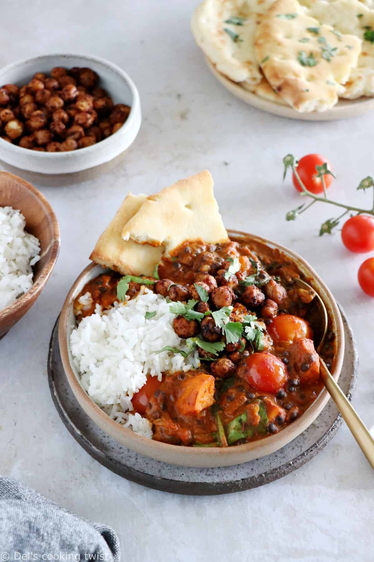 Ce curry de patates douces, lentilles et pois chiches est facile à préparer, naturellement vegan et sans gluten.