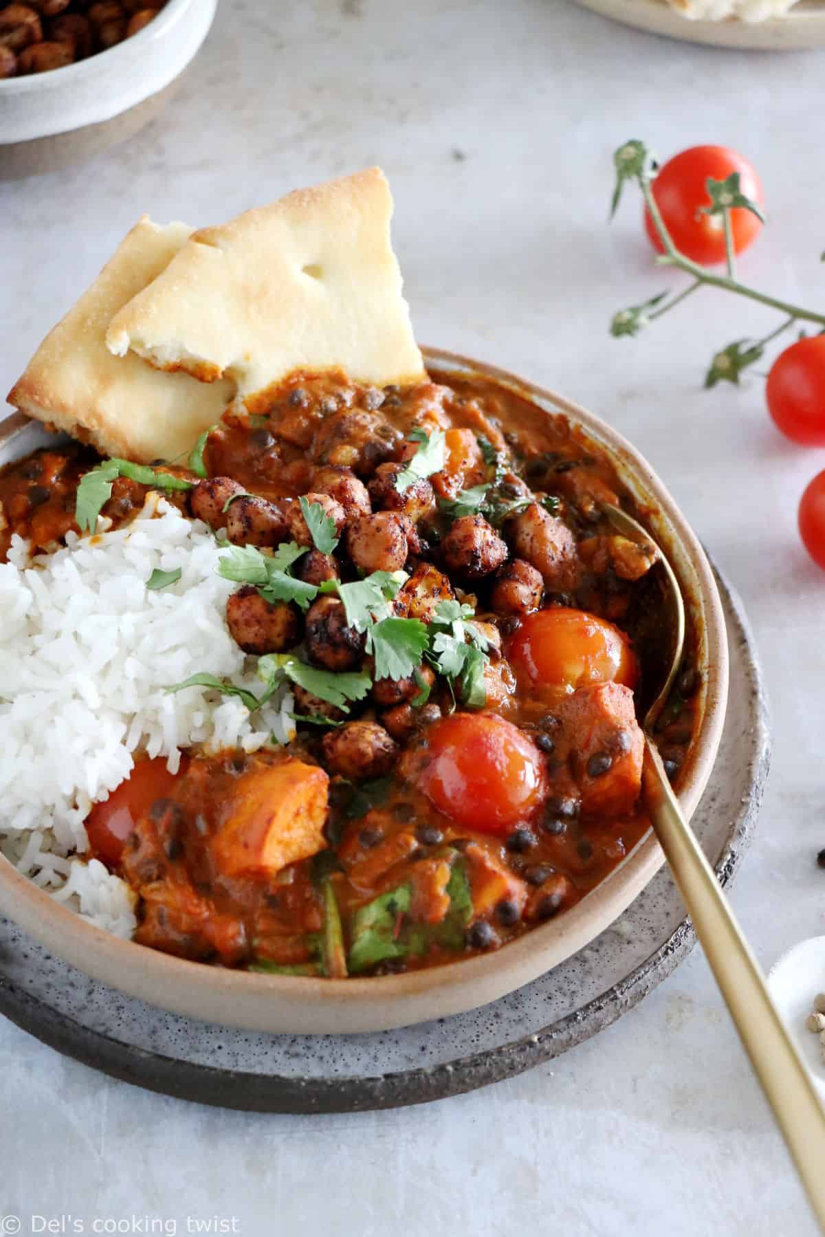 Ce curry de patates douces, lentilles et pois chiches est facile à préparer, naturellement vegan et sans gluten.