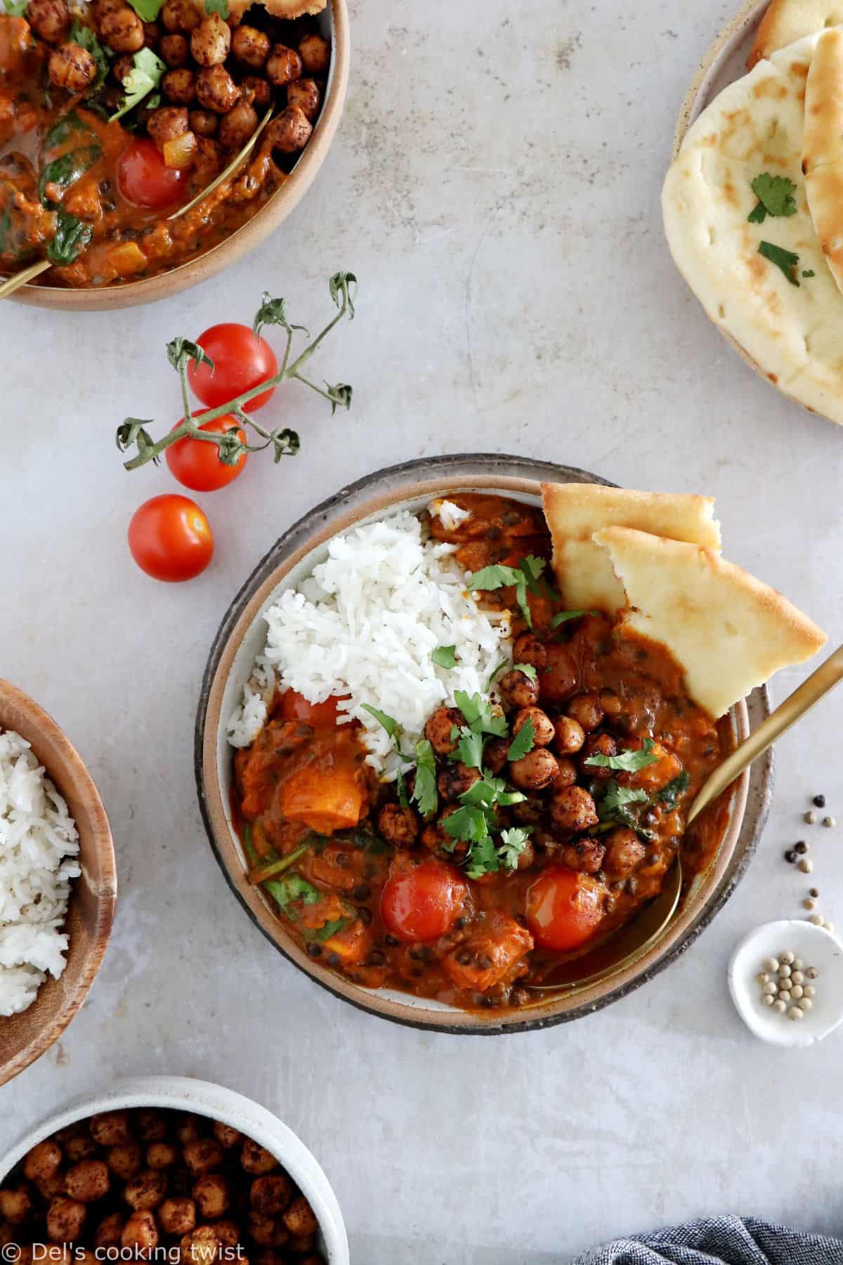 Ce curry de patates douces, lentilles et pois chiches est facile à préparer, naturellement vegan et sans gluten.