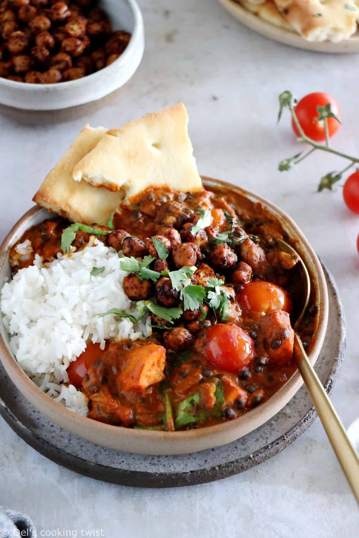 Ce curry de patates douces, lentilles et pois chiches est facile à préparer, naturellement vegan et sans gluten.