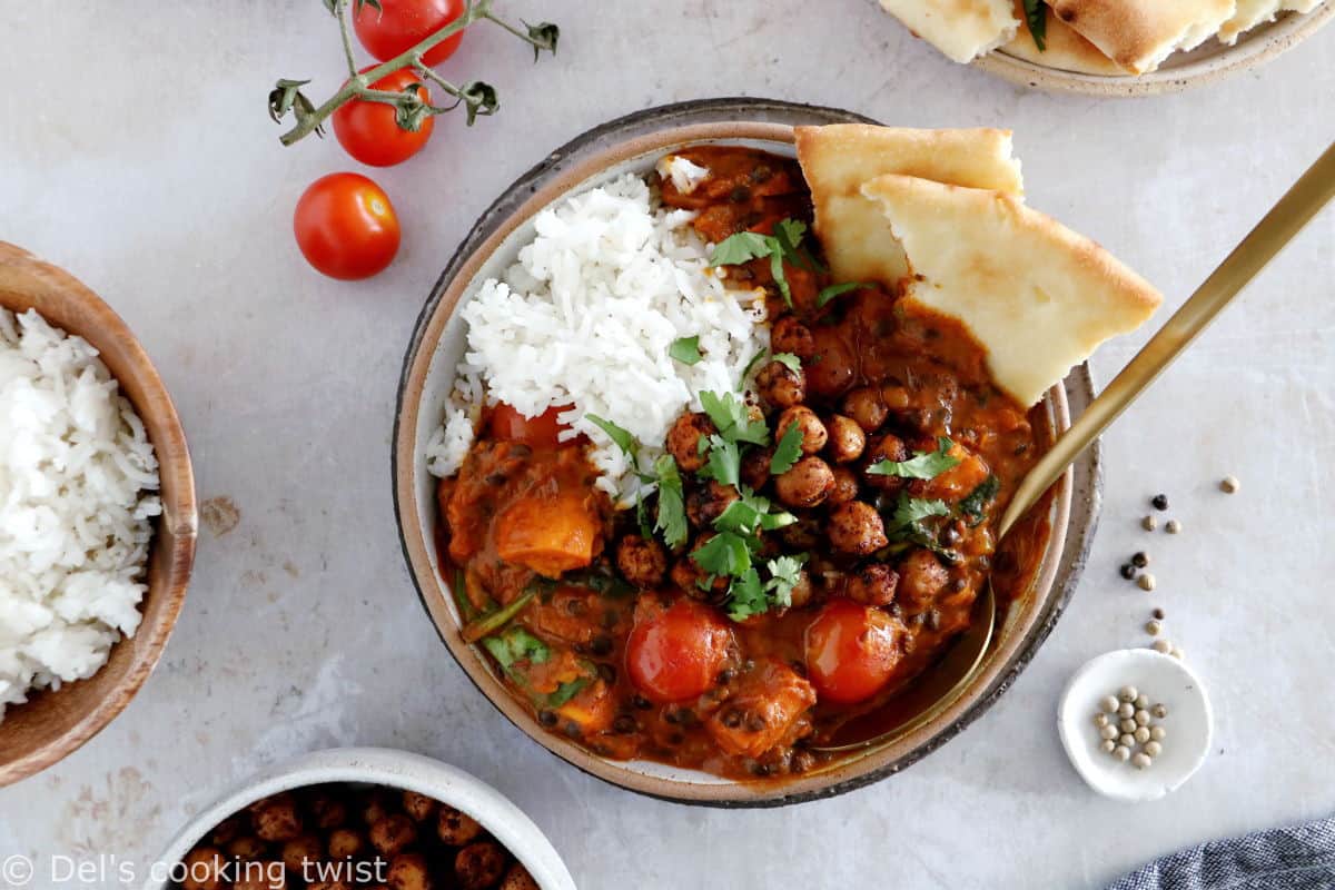 Ce curry de patates douces, lentilles et pois chiches est facile à préparer, naturellement vegan et sans gluten.