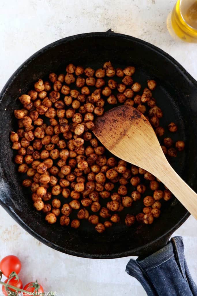 Ce curry de patates douces, lentilles et pois chiches est facile à préparer, naturellement vegan et sans gluten.