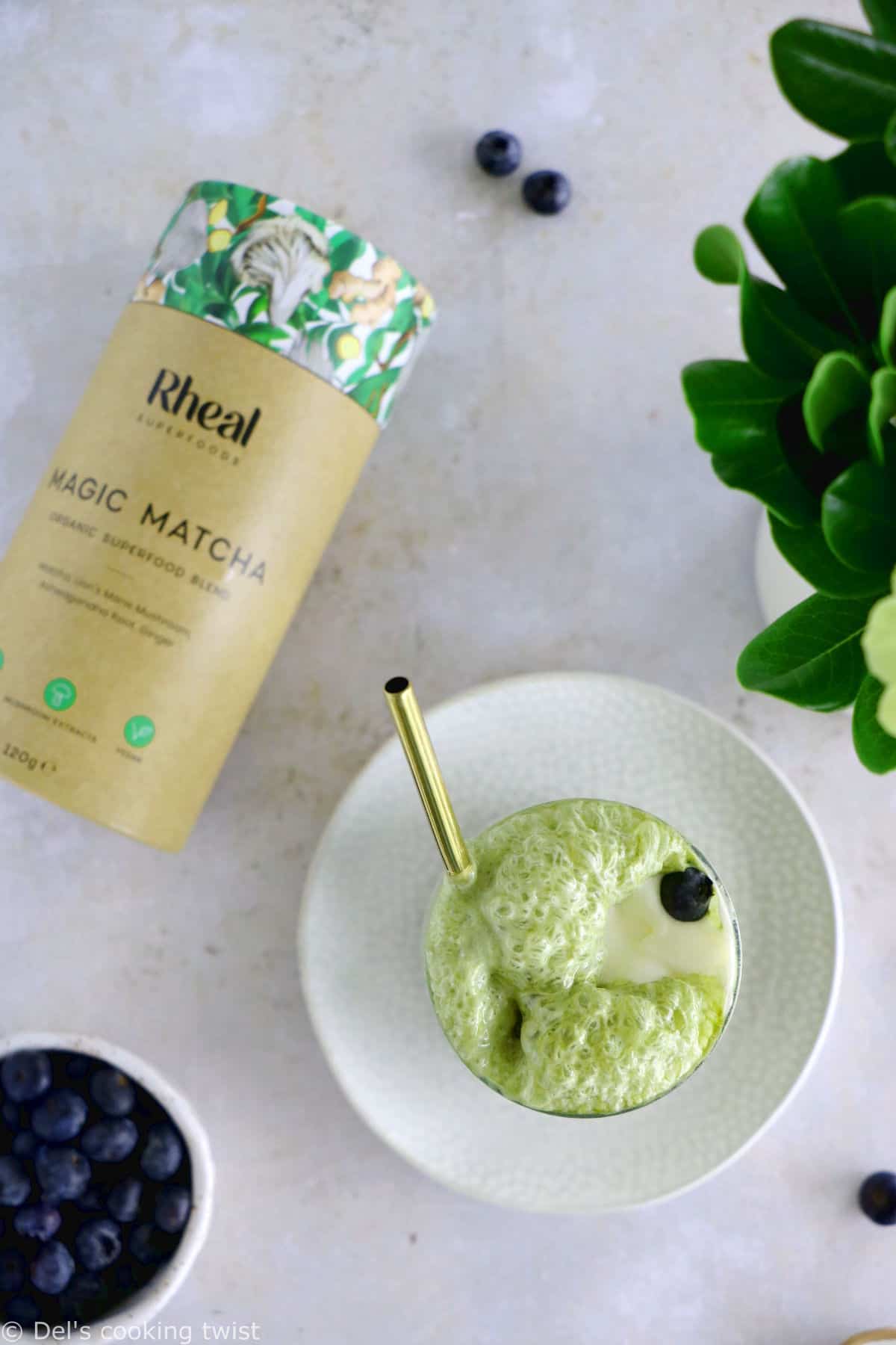 Quelques minutes suffisent pour préparer un frappuccino au thé matcha maison. Cette boisson glacée au thé matcha est pleine de douceur et réalisée avec un tourbillon de myrtilles.