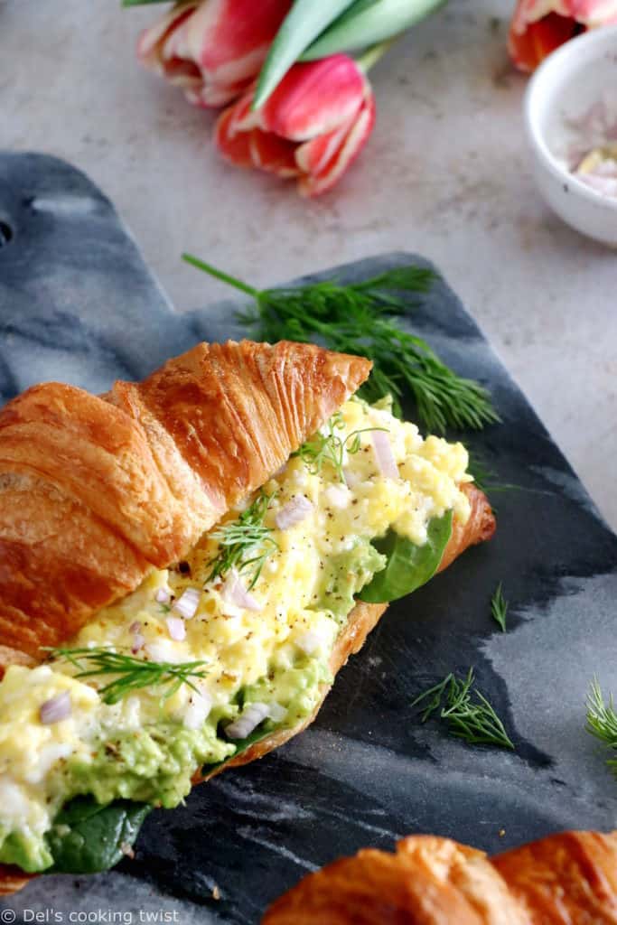 Ces croissants aux oeufs brouillés, chèvre et avocat seront parfaits pour un petit déjeuner salé ou un brrunch le week-end.