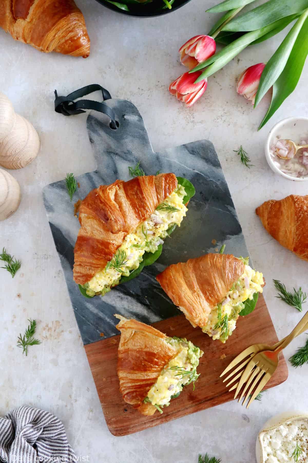 Ces croissants aux oeufs brouillés, chèvre et avocat seront parfaits pour un petit déjeuner salé ou un brrunch le week-end.