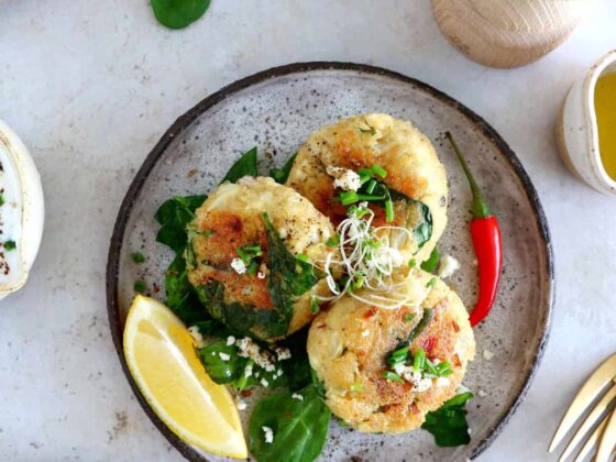 Spinach and feta quinoa patties are vegetarian, nutritious, and a great meatless option everyone loves. Serve with the lemon yogurt dip!