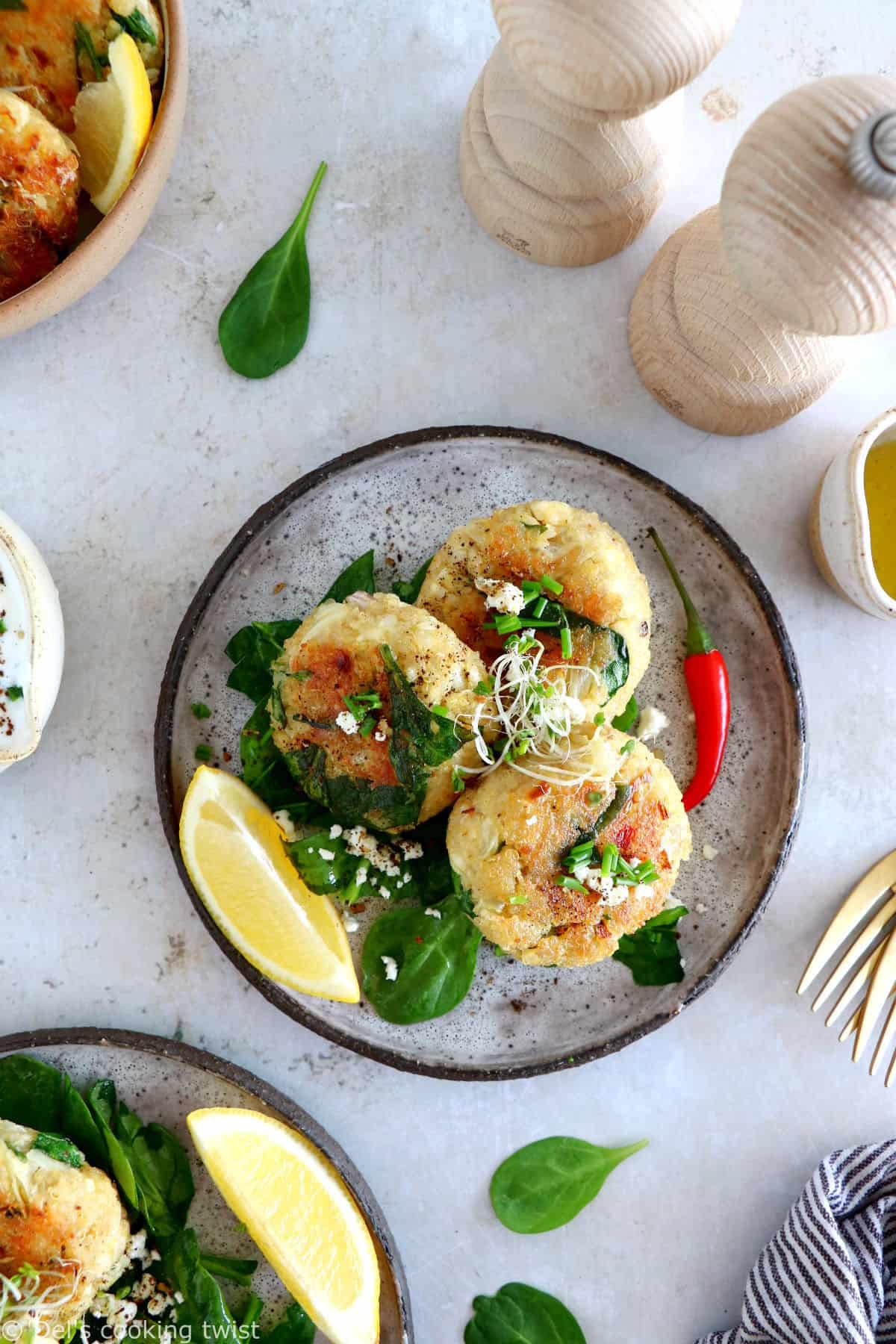 Les galettes de quinoa, épinards et feta accompagnées de leur sauce au yaourt et au citron constituent un plat végétarien qui plaît à tous.