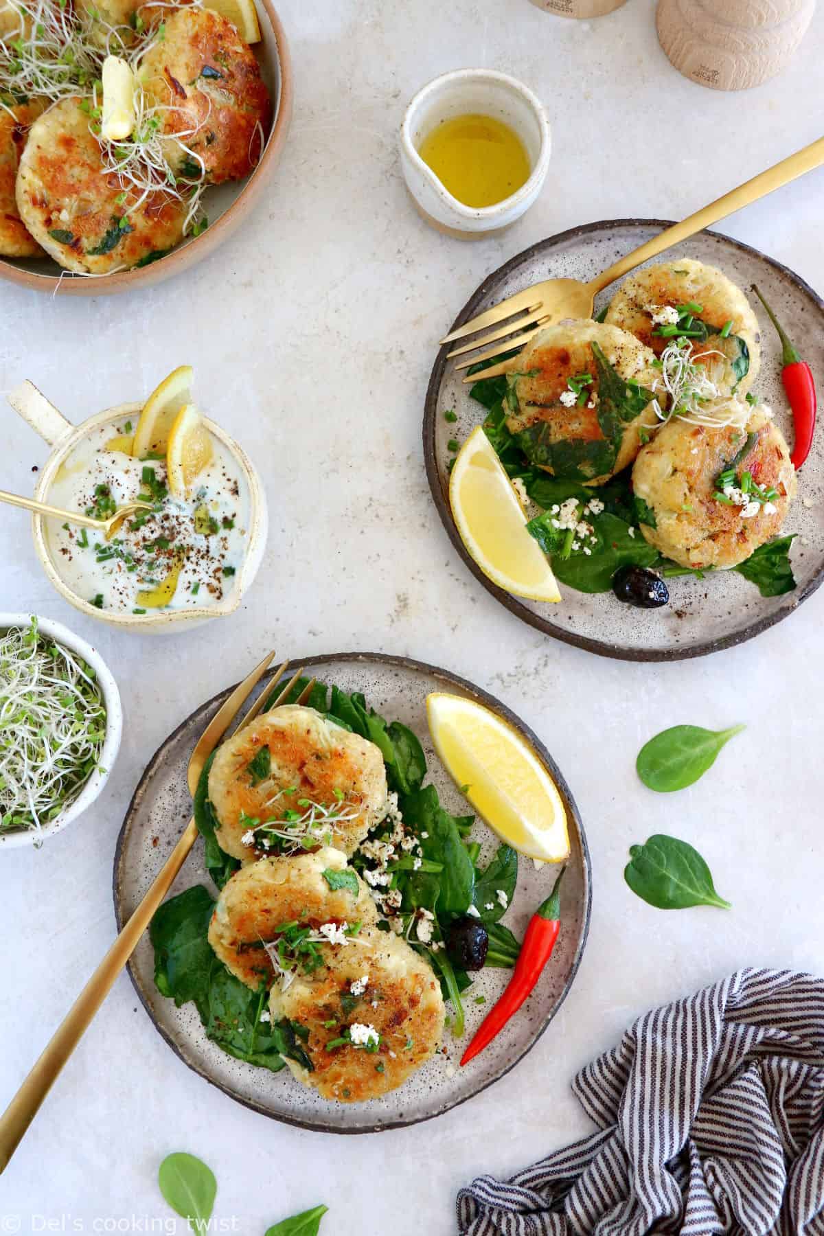 Les galettes de quinoa, épinards et feta accompagnées de leur sauce au yaourt et au citron constituent un plat végétarien qui plaît à tous.