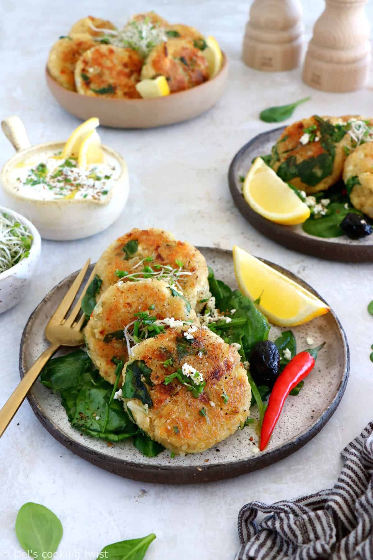 Les galettes de quinoa, épinards et feta accompagnées de leur sauce au yaourt et au citron constituent un plat végétarien qui plaît à tous.