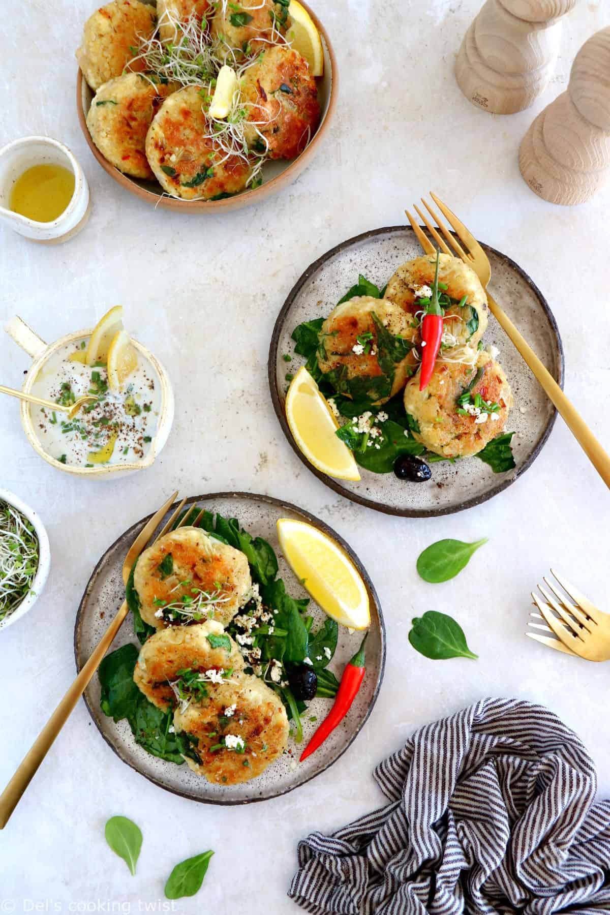 Les galettes de quinoa, épinards et feta accompagnées de leur sauce au yaourt et au citron constituent un plat végétarien qui plaît à tous.