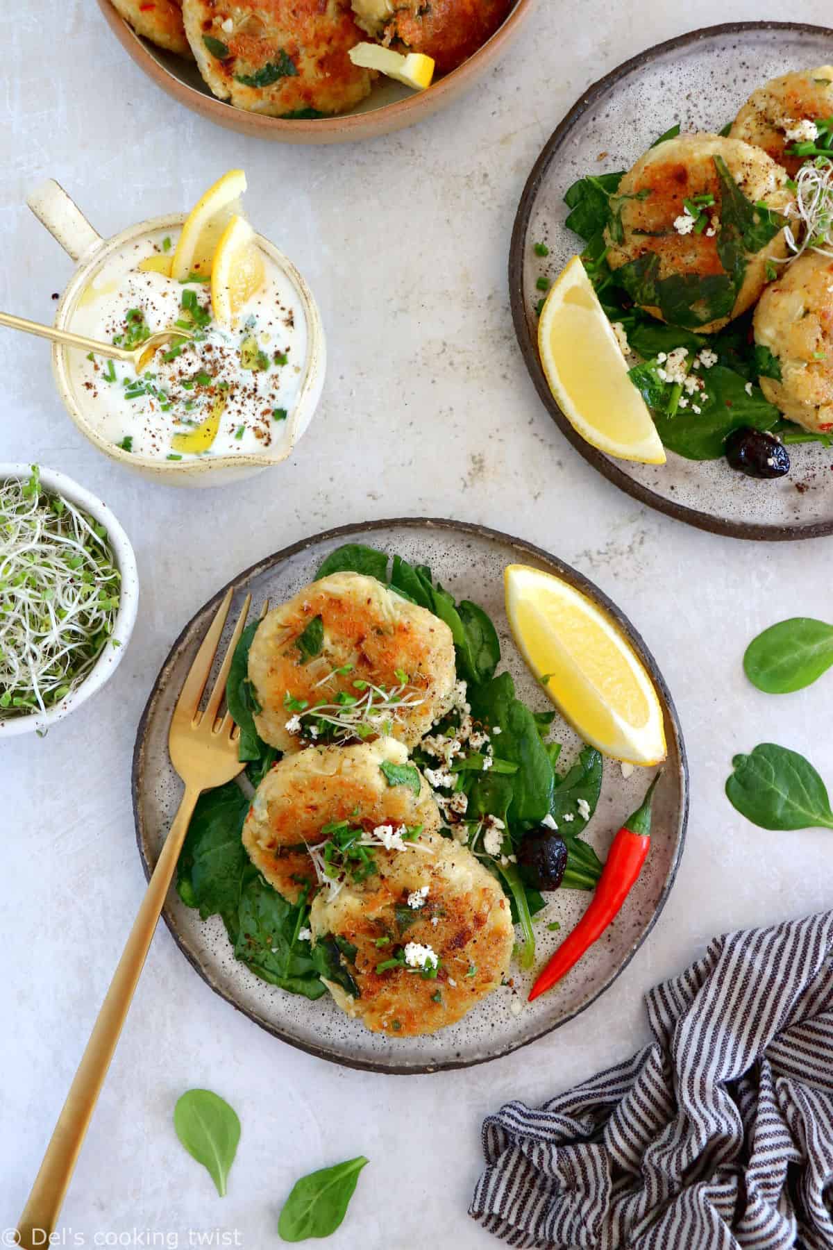 Les galettes de quinoa, épinards et feta accompagnées de leur sauce au yaourt et au citron constituent un plat végétarien qui plaît à tous.