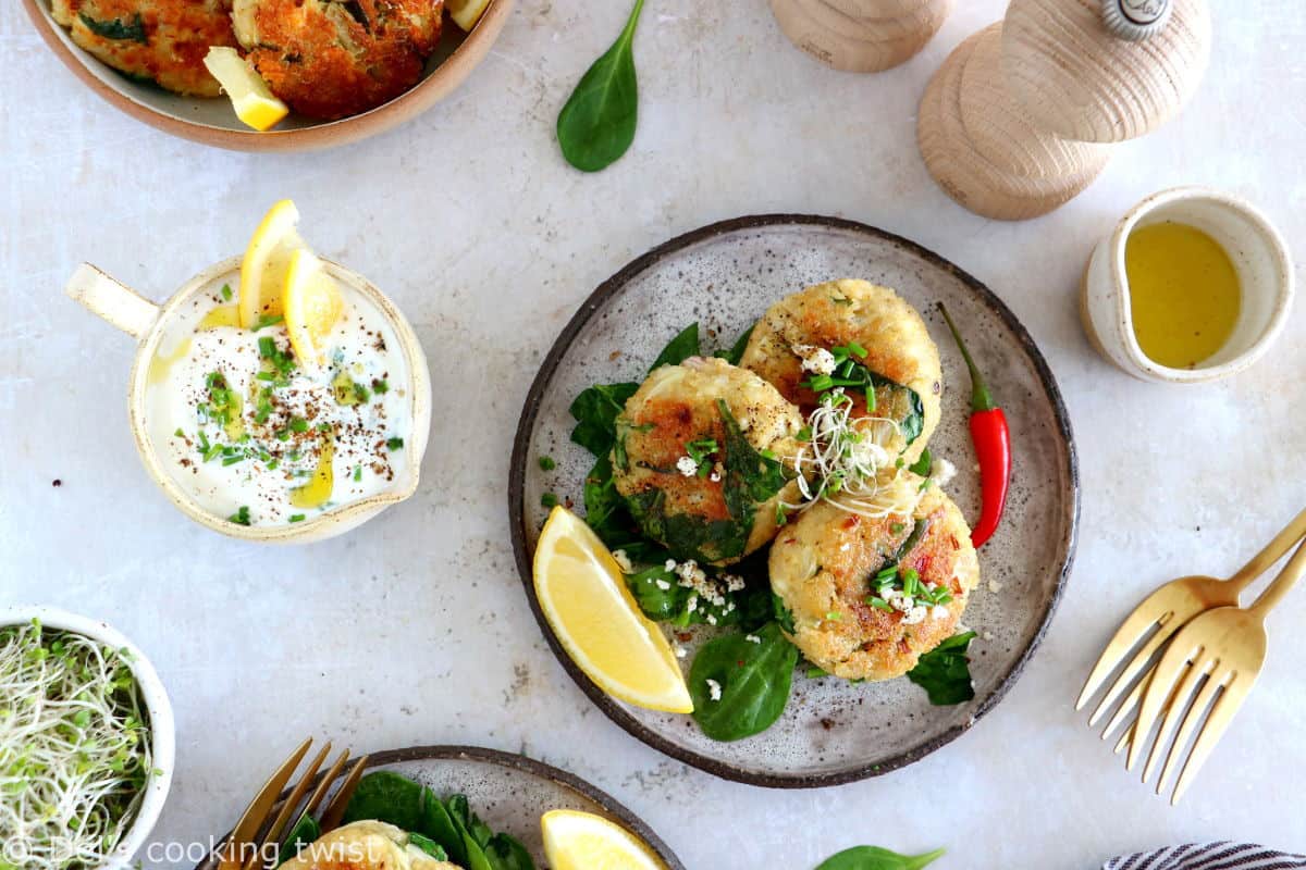 Les galettes de quinoa, épinards et feta accompagnées de leur sauce au yaourt et au citron constituent un plat végétarien qui plaît à tous.