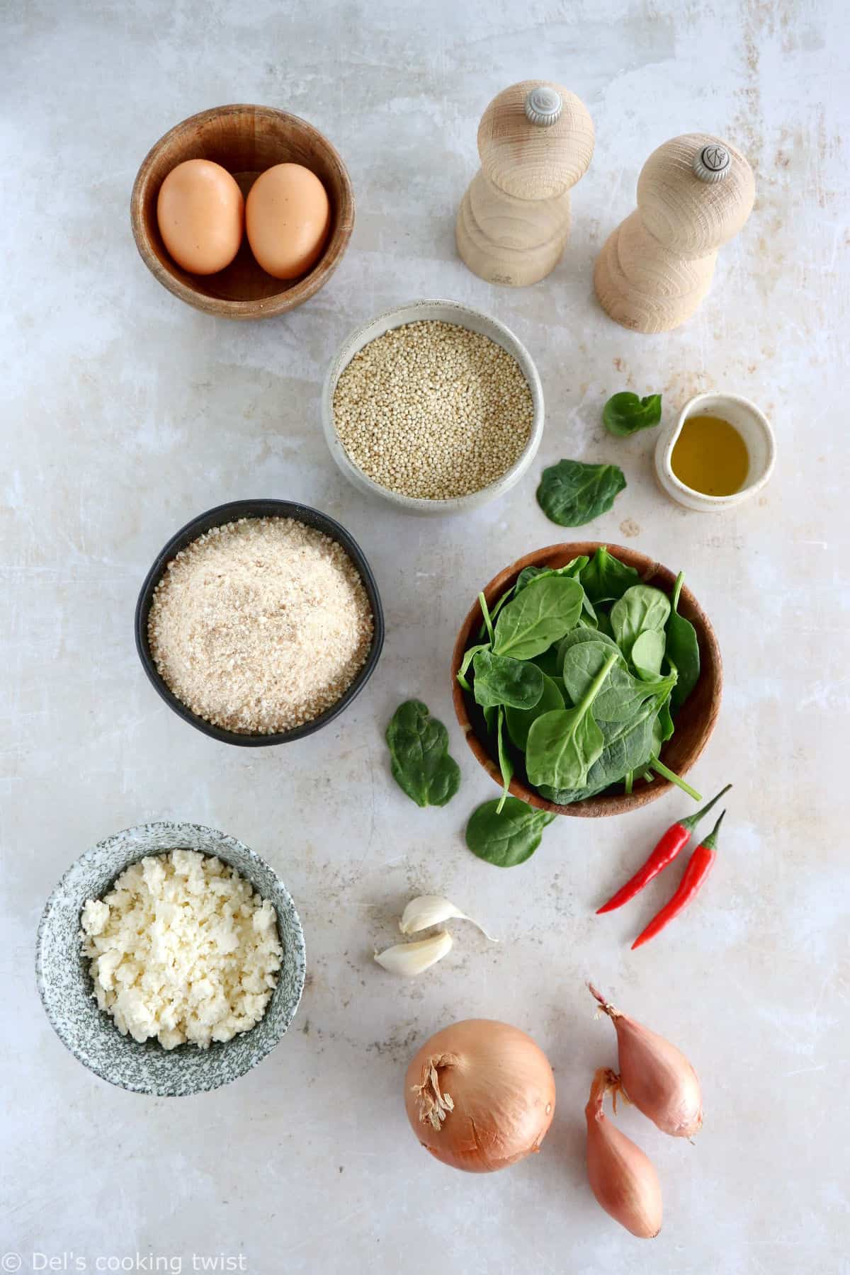 Les galettes de quinoa, épinards et feta accompagnées de leur sauce au yaourt et au citron constituent un plat végétarien qui plaît à tous.