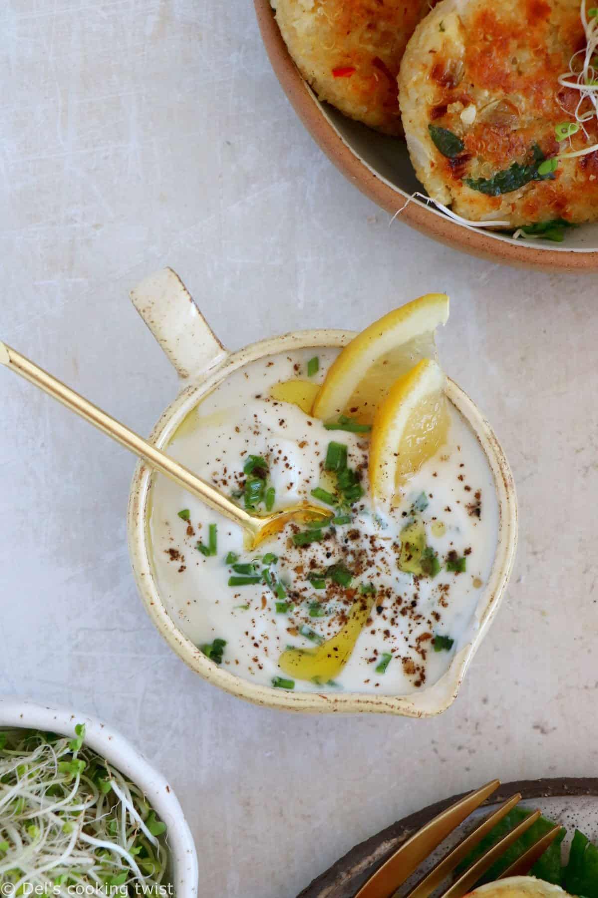 Les galettes de quinoa, épinards et feta accompagnées de leur sauce au yaourt et au citron constituent un plat végétarien qui plaît à tous.