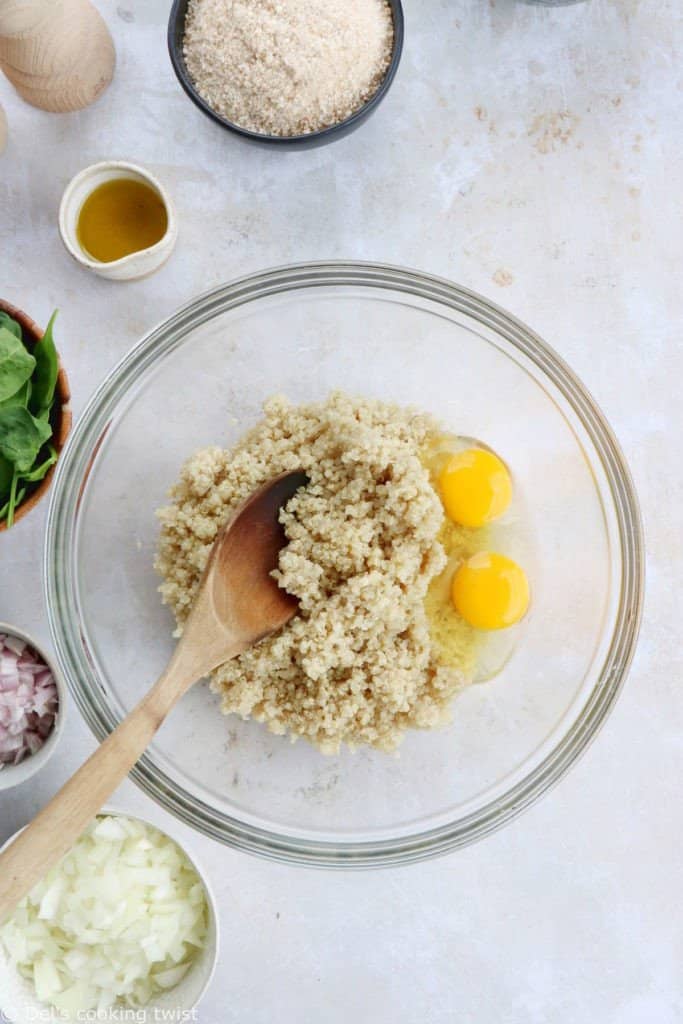 Les galettes de quinoa, épinards et feta accompagnées de leur sauce au yaourt et au citron constituent un plat végétarien qui plaît à tous.