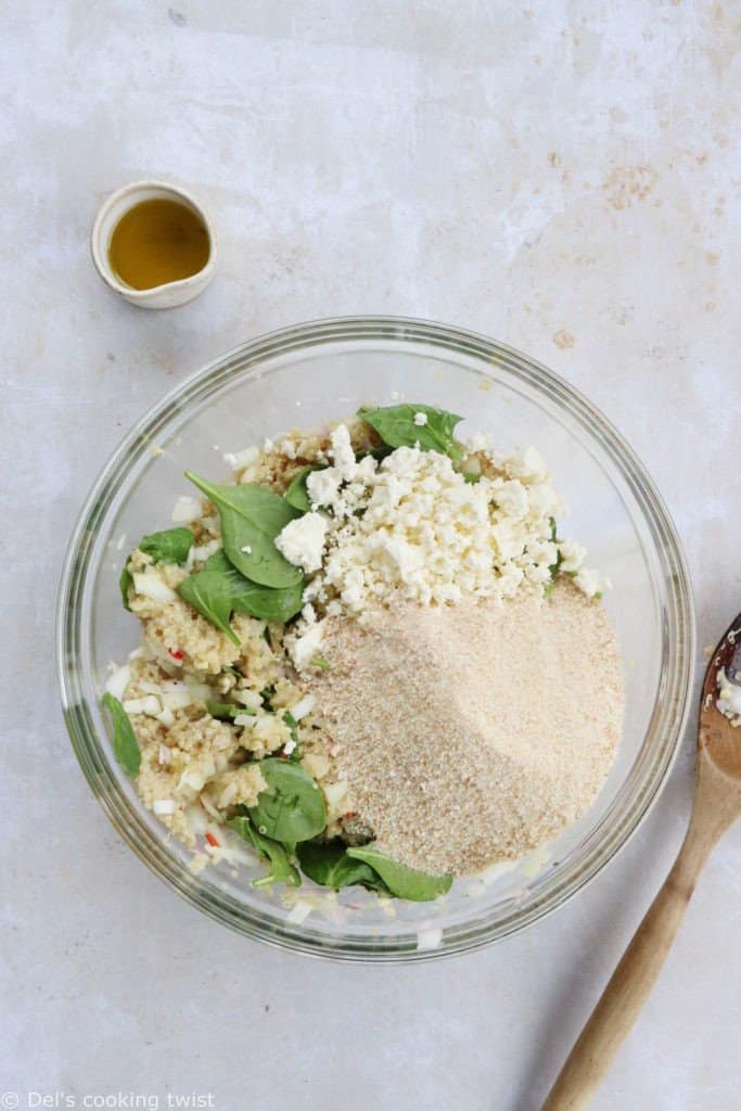 Les galettes de quinoa, épinards et feta accompagnées de leur sauce au yaourt et au citron constituent un plat végétarien qui plaît à tous.