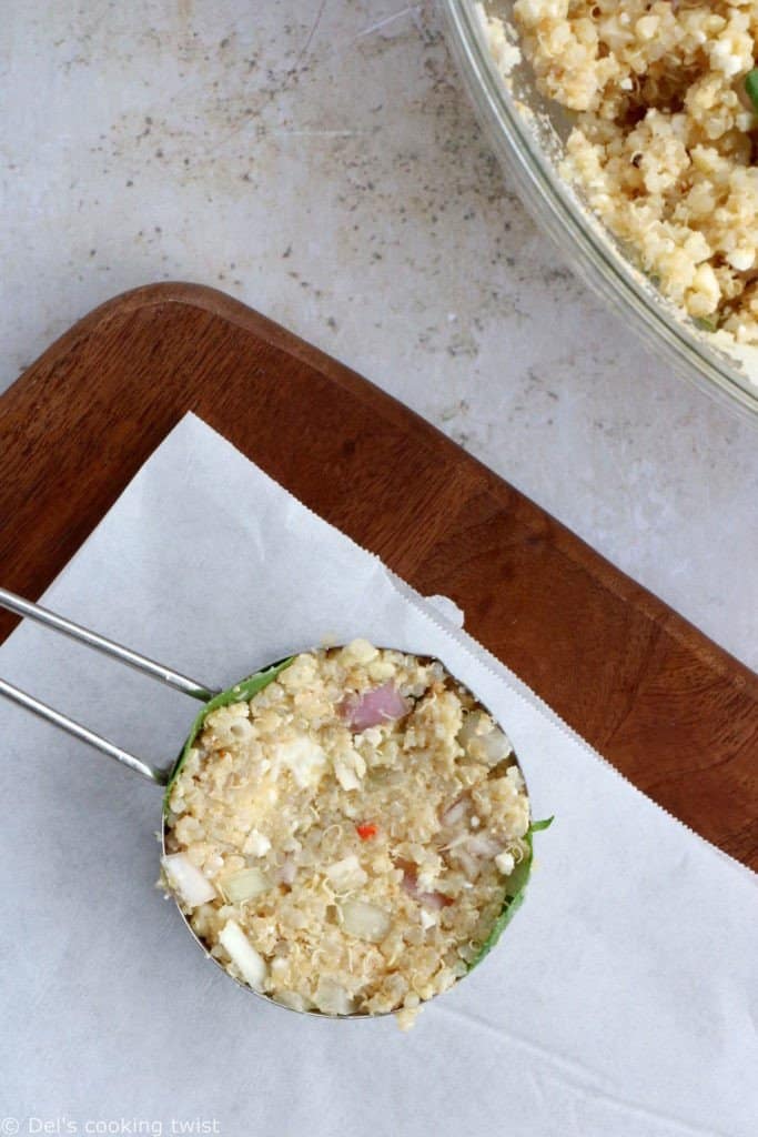 Les galettes de quinoa, épinards et feta accompagnées de leur sauce au yaourt et au citron constituent un plat végétarien qui plaît à tous.