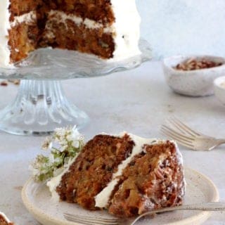 This carrot cake with pineapple and coconut is sweet and refreshing, flavored with delicious spices, with an ultra moist and tender texture.