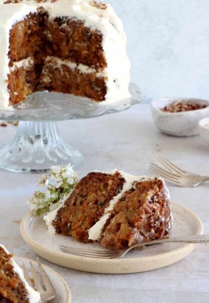 Découvrez la recette du carrot cake parfait, à la fois extrêmement moelleux et délicieusement parfumé à la cannelle. Ce carrot cake est réalisé avec de l'ananas, de la noix de coco et des noix de pécan, et réhaussé d'un glaçage des plus crémeux, apportant de la fraîcheur à l'ensemble.