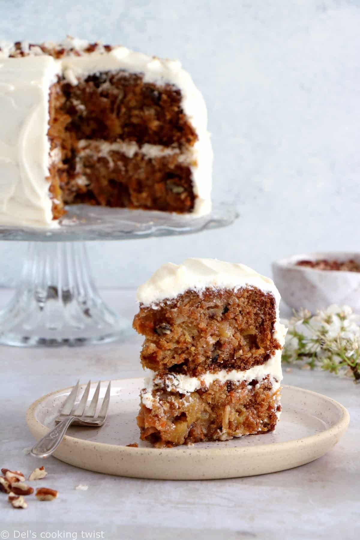 Découvrez la recette du carrot cake parfait, à la fois extrêmement moelleux et délicieusement parfumé à la cannelle. Ce carrot cake est réalisé avec de l'ananas, de la noix de coco et des noix de pécan, et réhaussé d'un glaçage des plus crémeux, apportant de la fraîcheur à l'ensemble.