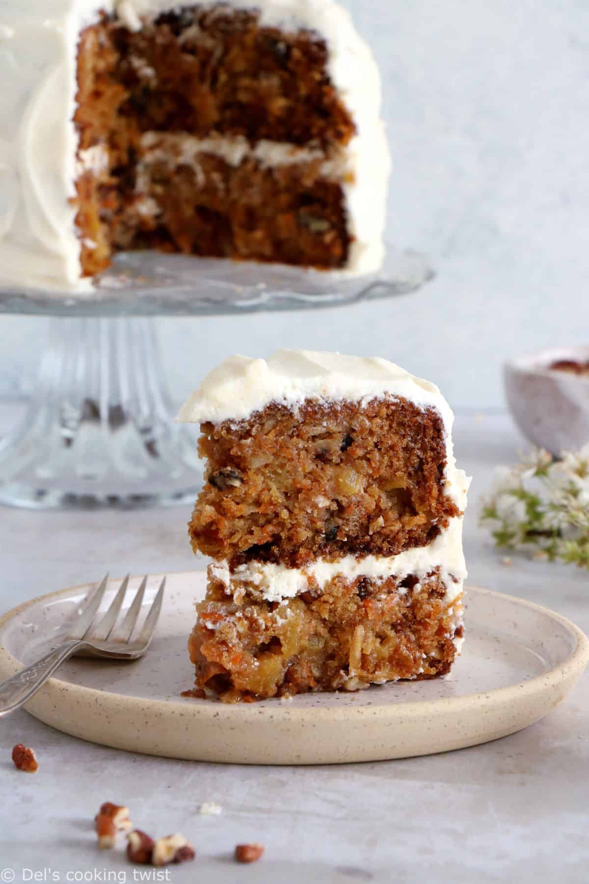 Découvrez la recette du carrot cake parfait, à la fois extrêmement moelleux et délicieusement parfumé à la cannelle. Ce carrot cake est réalisé avec de l'ananas, de la noix de coco et des noix de pécan, et réhaussé d'un glaçage des plus crémeux, apportant de la fraîcheur à l'ensemble.