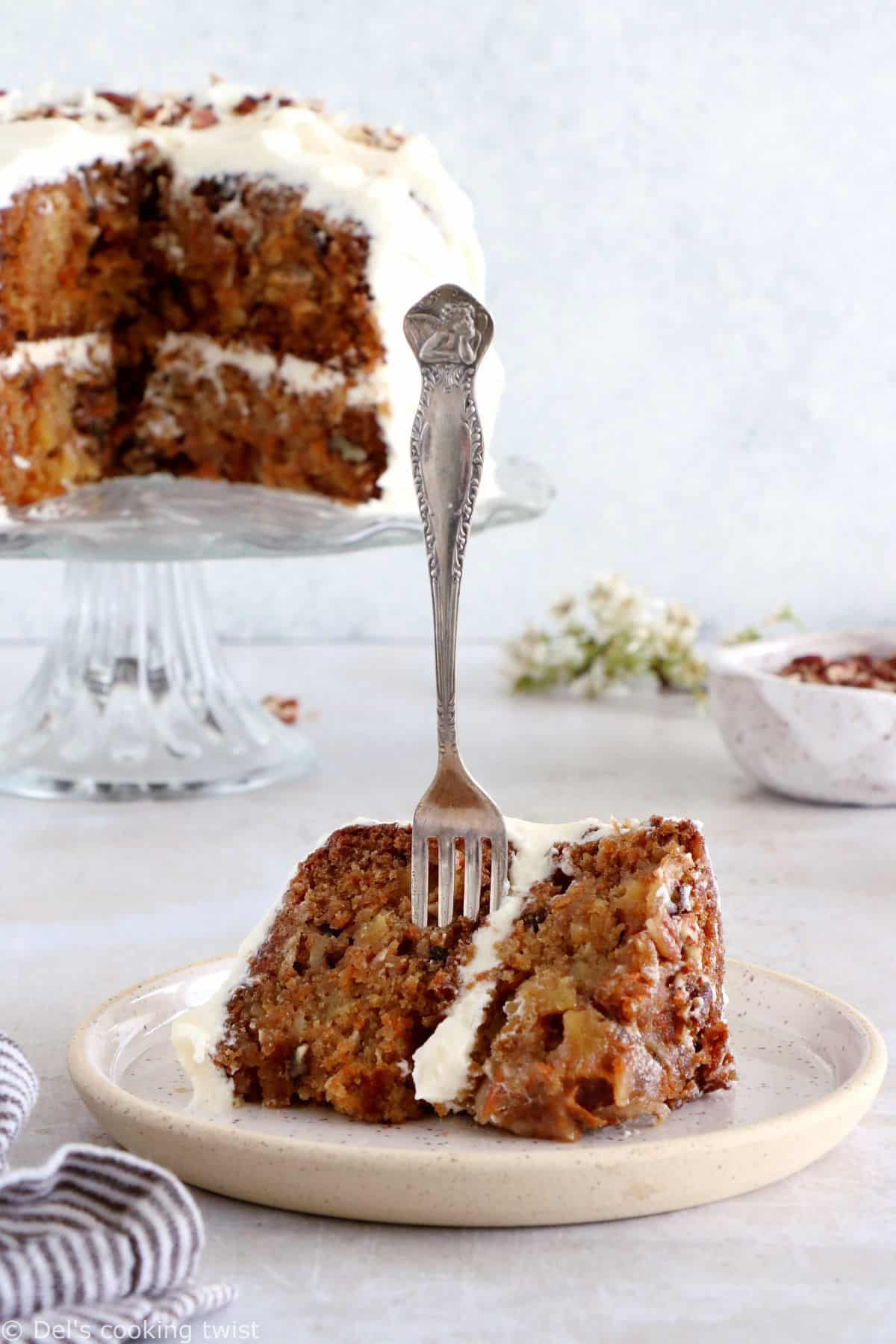 Découvrez la recette du carrot cake parfait, à la fois extrêmement moelleux et délicieusement parfumé à la cannelle. Ce carrot cake est réalisé avec de l'ananas, de la noix de coco et des noix de pécan, et réhaussé d'un glaçage des plus crémeux, apportant de la fraîcheur à l'ensemble.