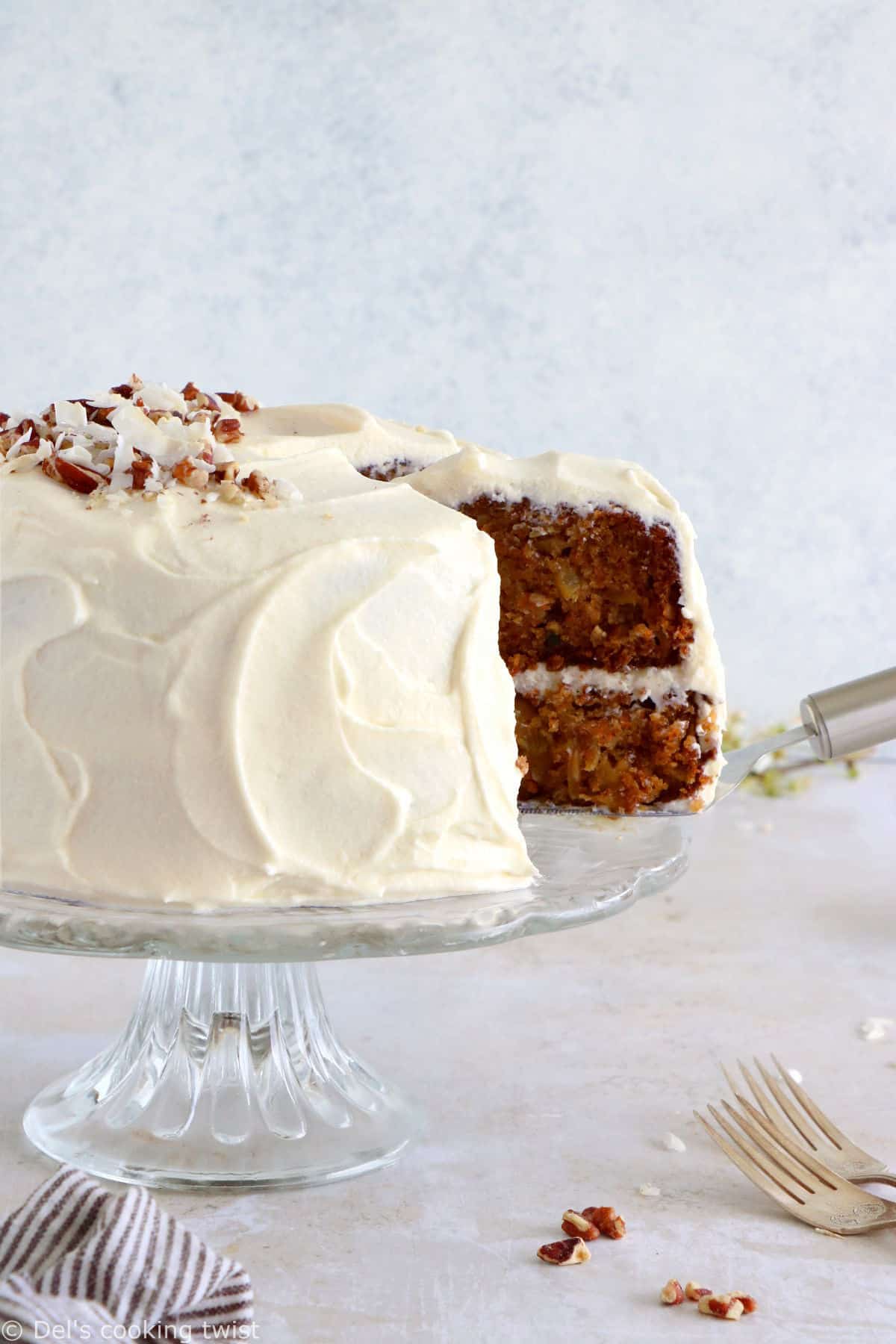 This carrot cake with pineapple and coconut is sweet and refreshing, flavored with delicious spices, with an ultra moist and tender texture.