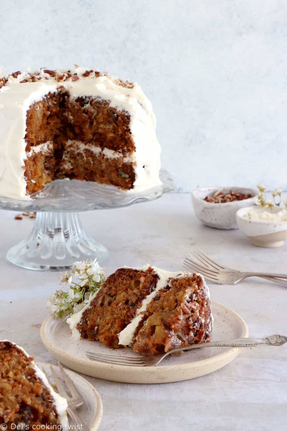 Découvrez la recette du carrot cake parfait, à la fois extrêmement moelleux et délicieusement parfumé à la cannelle. Ce carrot cake est réalisé avec de l'ananas, de la noix de coco et des noix de pécan, et réhaussé d'un glaçage des plus crémeux, apportant de la fraîcheur à l'ensemble.