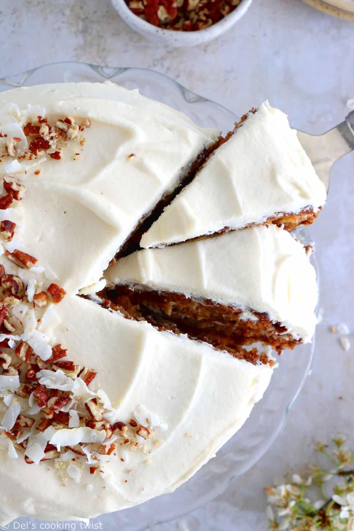 Découvrez la recette du carrot cake parfait, à la fois extrêmement moelleux et délicieusement parfumé à la cannelle. Ce carrot cake est réalisé avec de l'ananas, de la noix de coco et des noix de pécan, et réhaussé d'un glaçage des plus crémeux, apportant de la fraîcheur à l'ensemble.