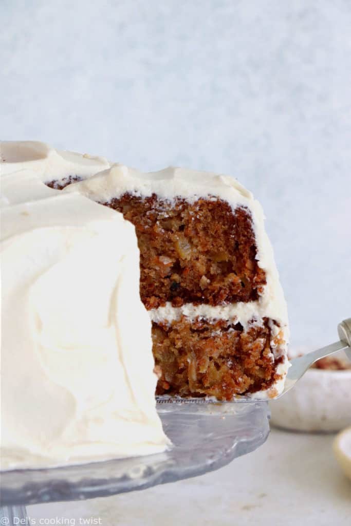 Découvrez la recette du carrot cake parfait, à la fois extrêmement moelleux et délicieusement parfumé à la cannelle. Ce carrot cake est réalisé avec de l'ananas, de la noix de coco et des noix de pécan, et réhaussé d'un glaçage des plus crémeux, apportant de la fraîcheur à l'ensemble.