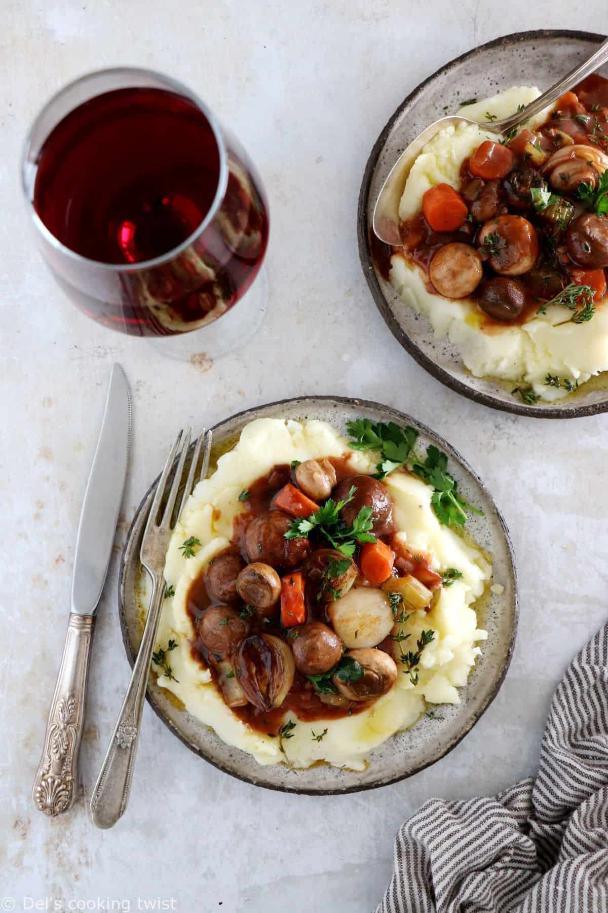 Osez le bourguignon végétarien avec ce bourguignon de champignons, à la fois généreux, riche en saveurs et réconfortant.