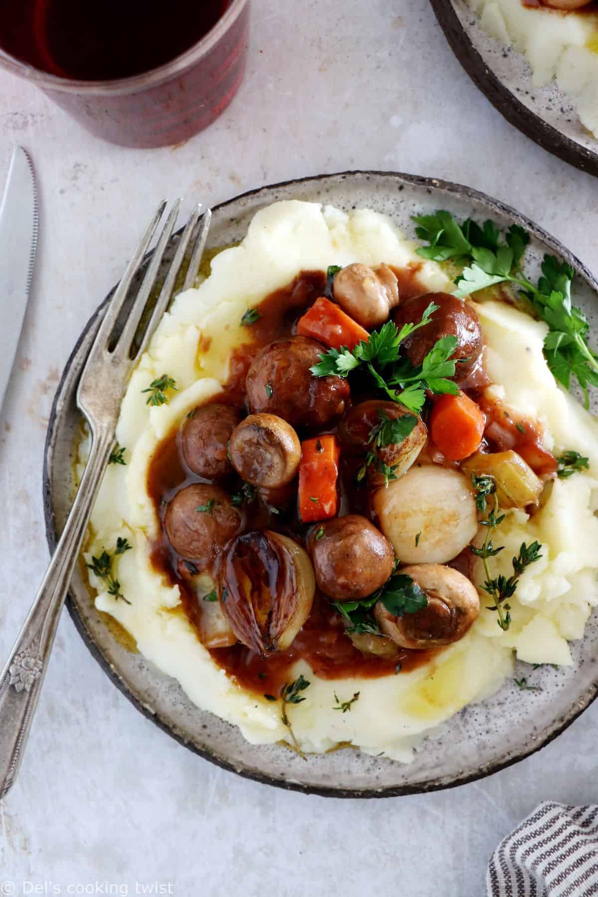 Osez le bourguignon végétarien avec ce bourguignon de champignons, à la fois généreux, riche en saveurs et réconfortant.