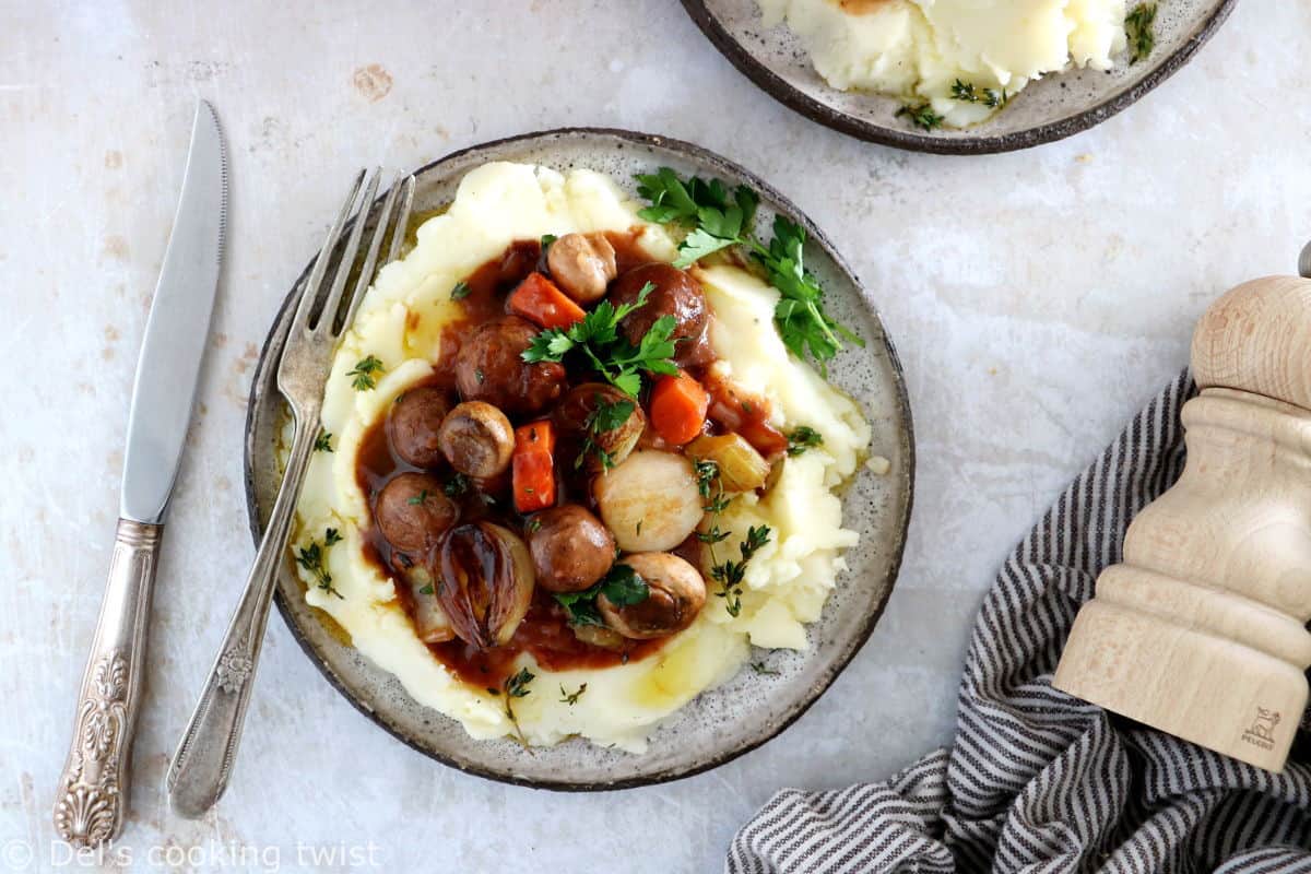 Osez le bourguignon végétarien avec ce bourguignon de champignons, à la fois généreux, riche en saveurs et réconfortant.