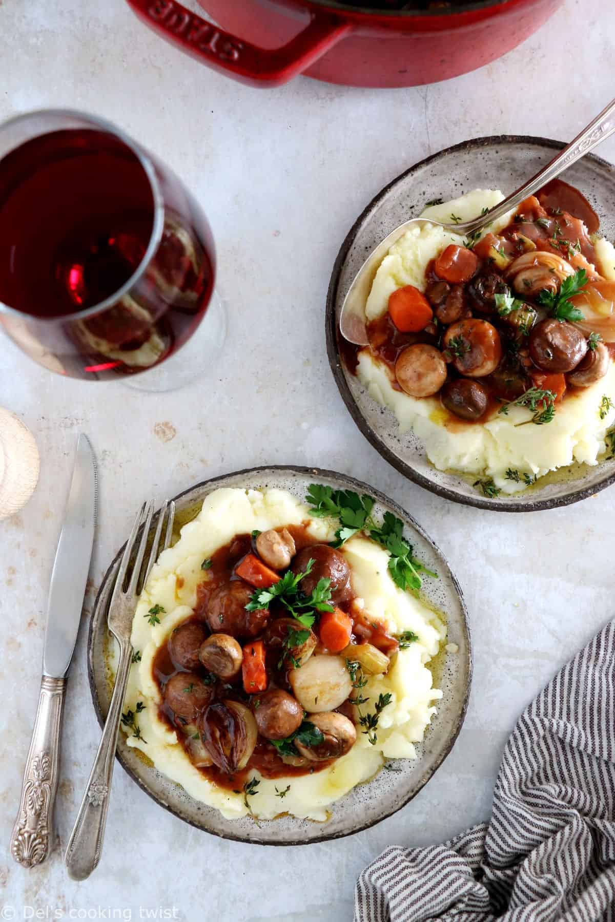 Osez le bourguignon végétarien avec ce bourguignon de champignons, à la fois généreux, riche en saveurs et réconfortant.