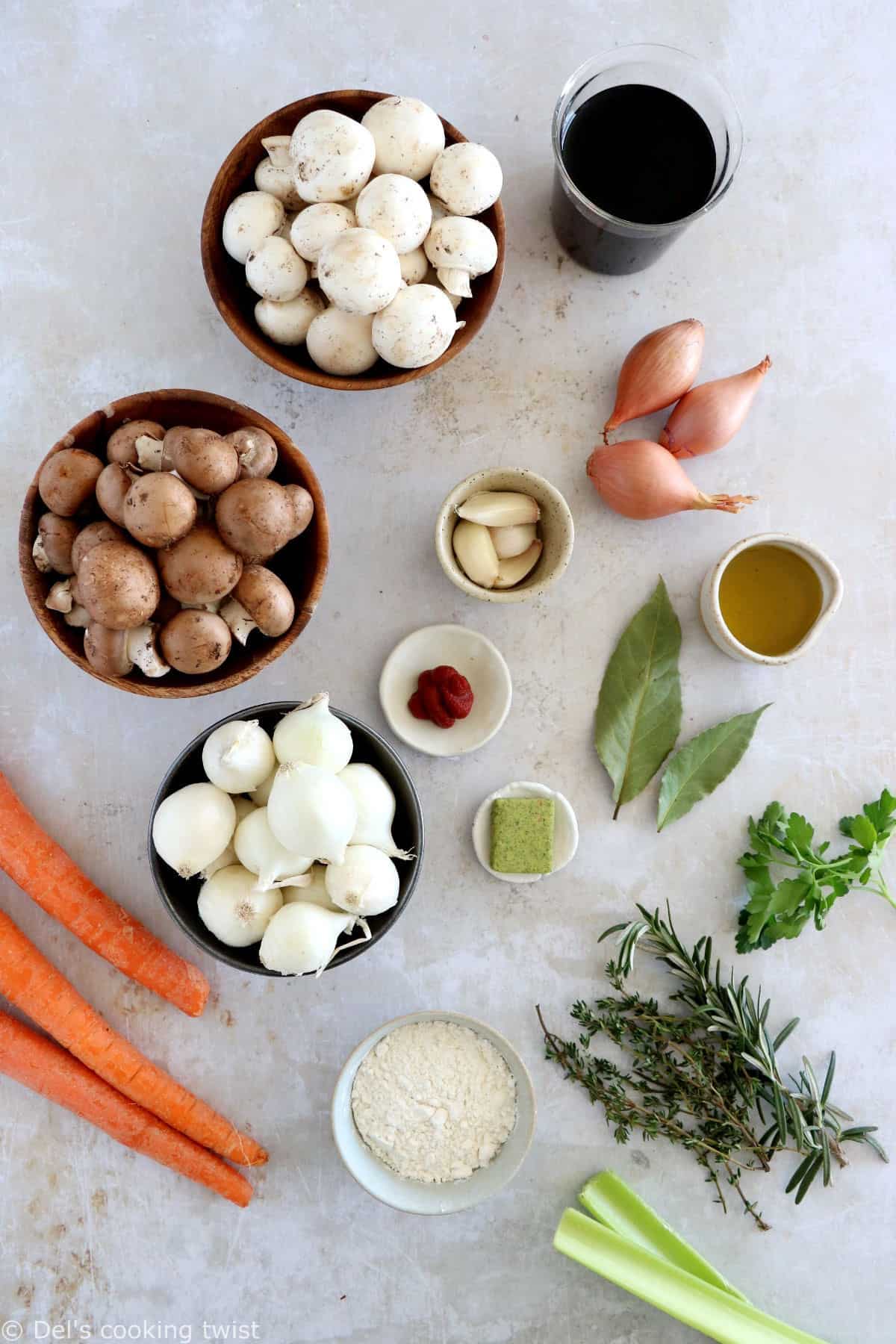 Osez le bourguignon végétarien avec ce bourguignon de champignons, à la fois généreux, riche en saveurs et réconfortant.